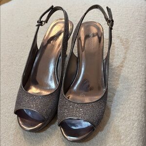 Nine West Silver Glitter Heels ( 9.5M)
NEW YEAR’S READY!